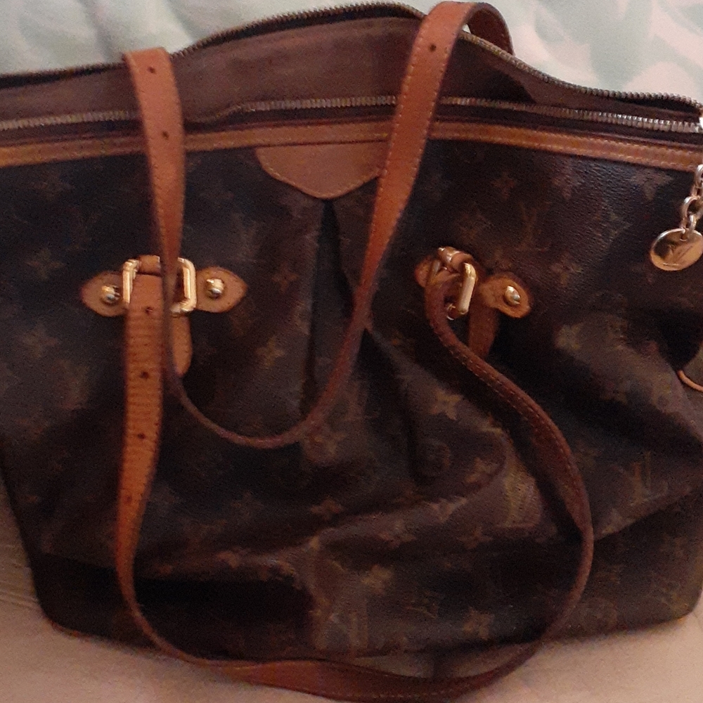 Louis Vuitton - Picture 2 of 8